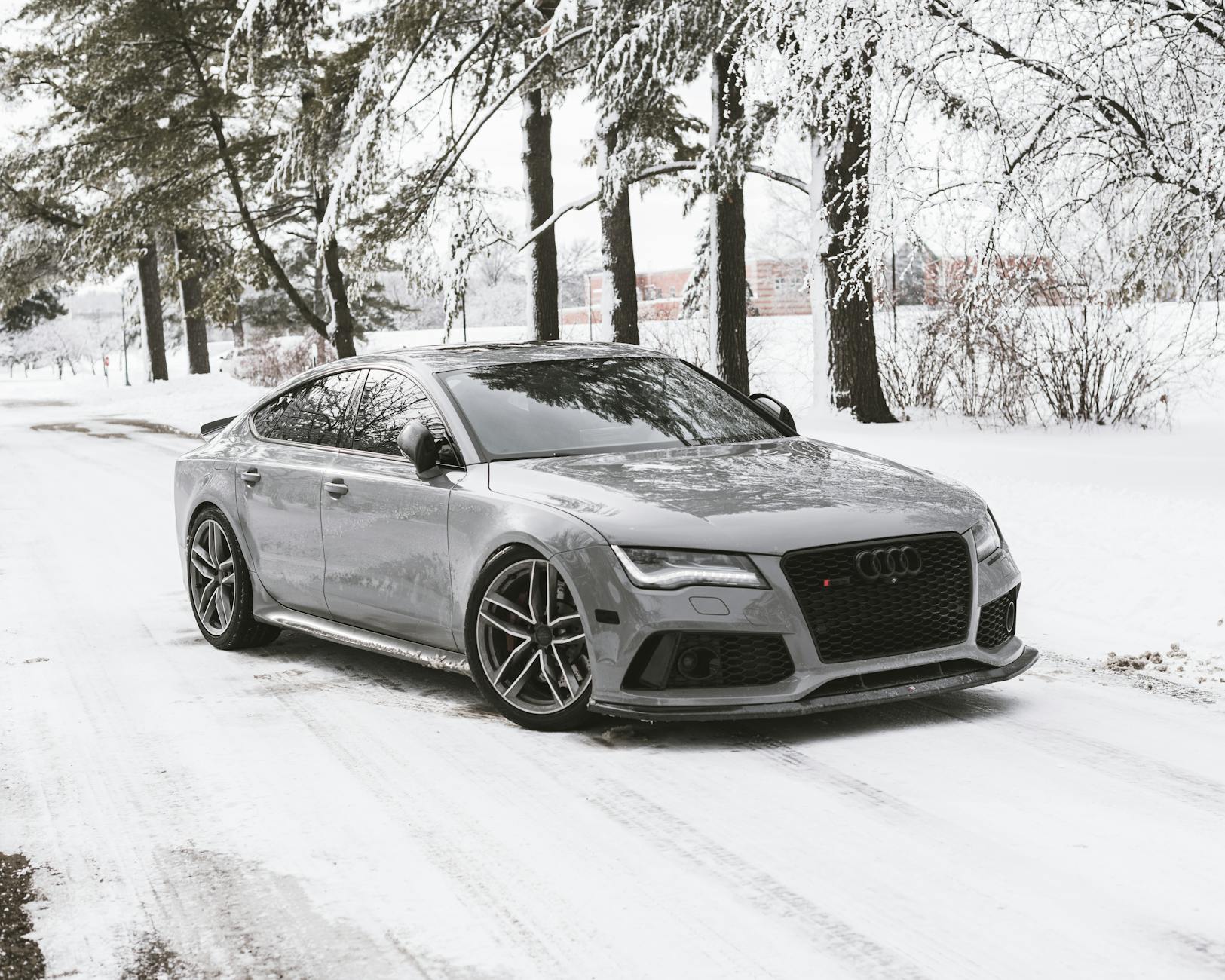 Samochód Changan zaparkowany na ośnieżonej drodze w zimowym lesie