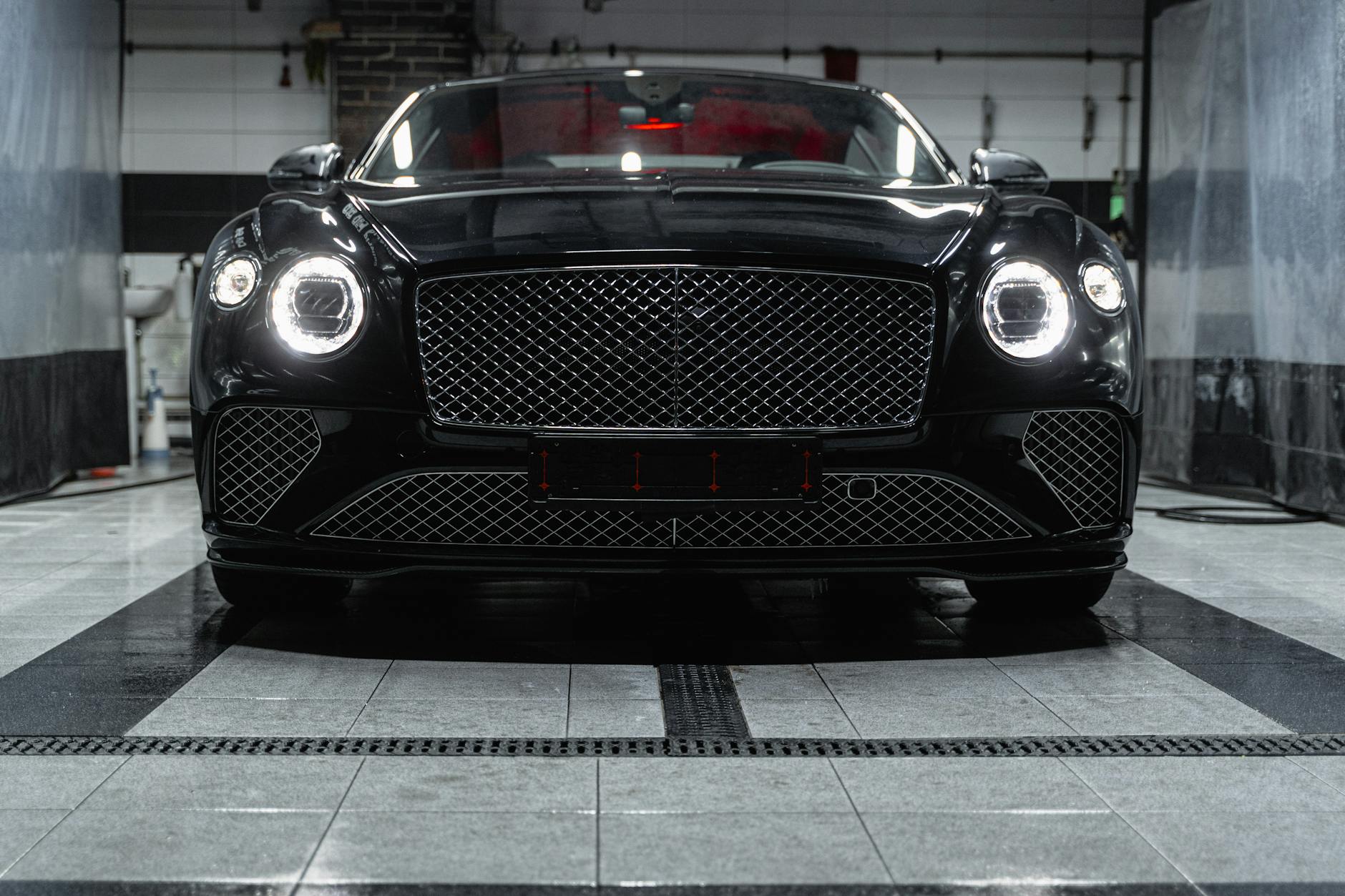 Czarny Bentley Continental GT od frontu w myjni samochodowej