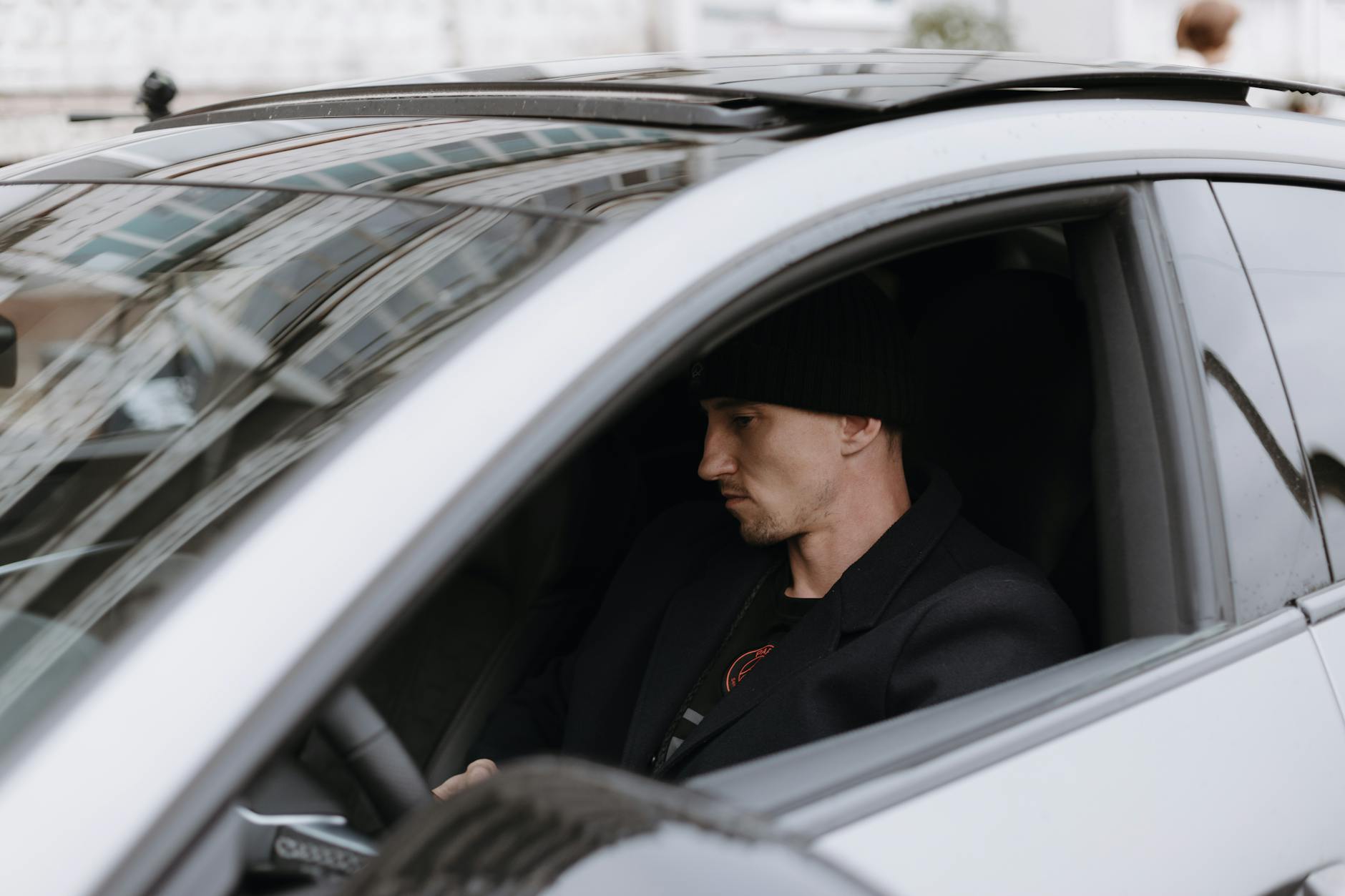 Geely dla wysokiego kierowcy ergonomia fotela pozycja za kierownicą i widoczność Wysoki kierowca w czapce siedzi za kierownicą nowoczesnego Geely