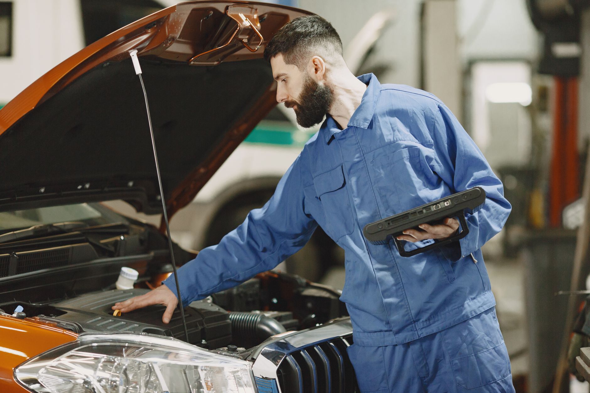 Mechanik sprawdza silnik Forda C-Max w warsztacie