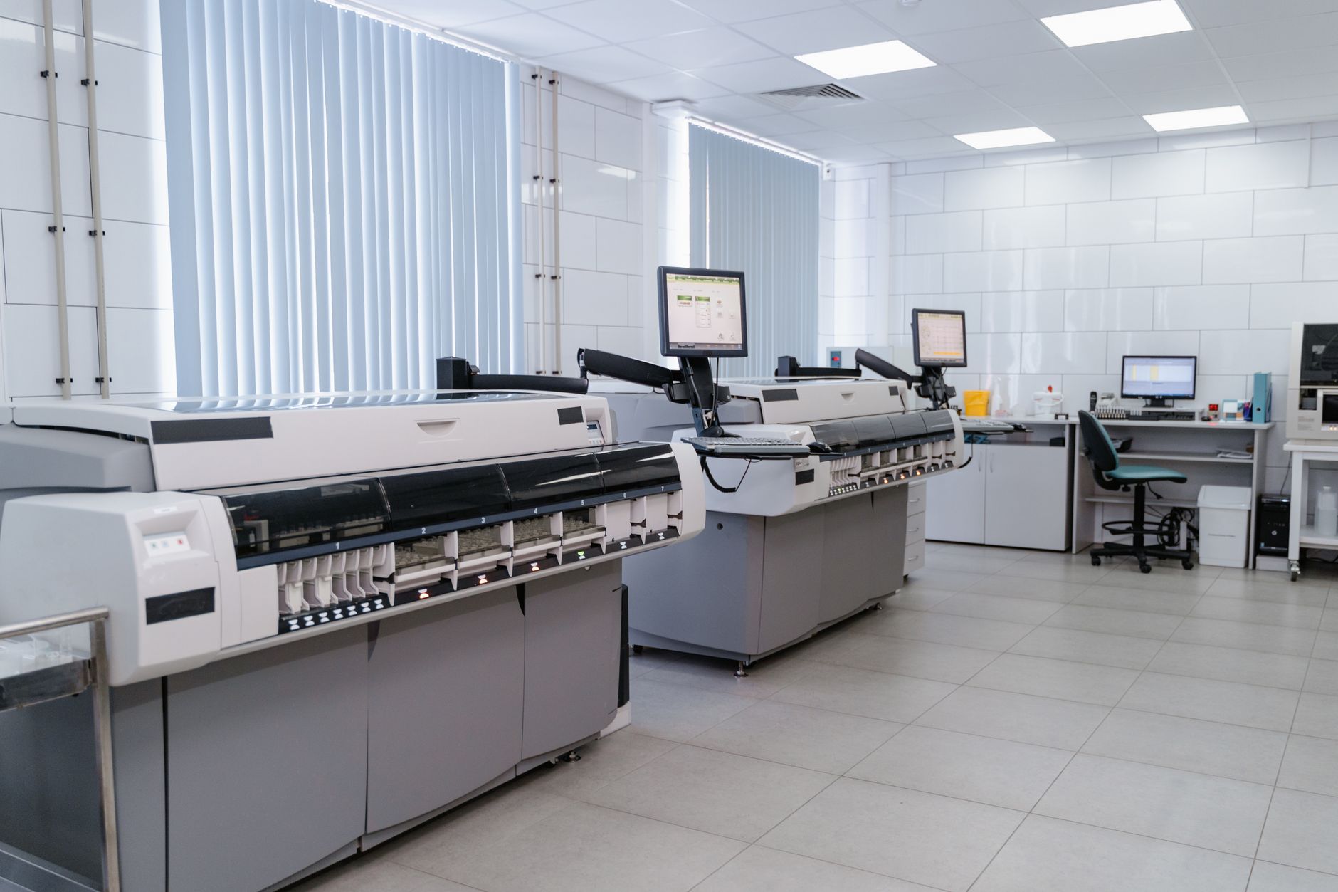 Nowoczesne laboratorium z zaawansowanymi drukarkami i stanowiskami pracy Nowoczesne laboratorium z zaawansowanymi drukarkami i stanowiskami pracy