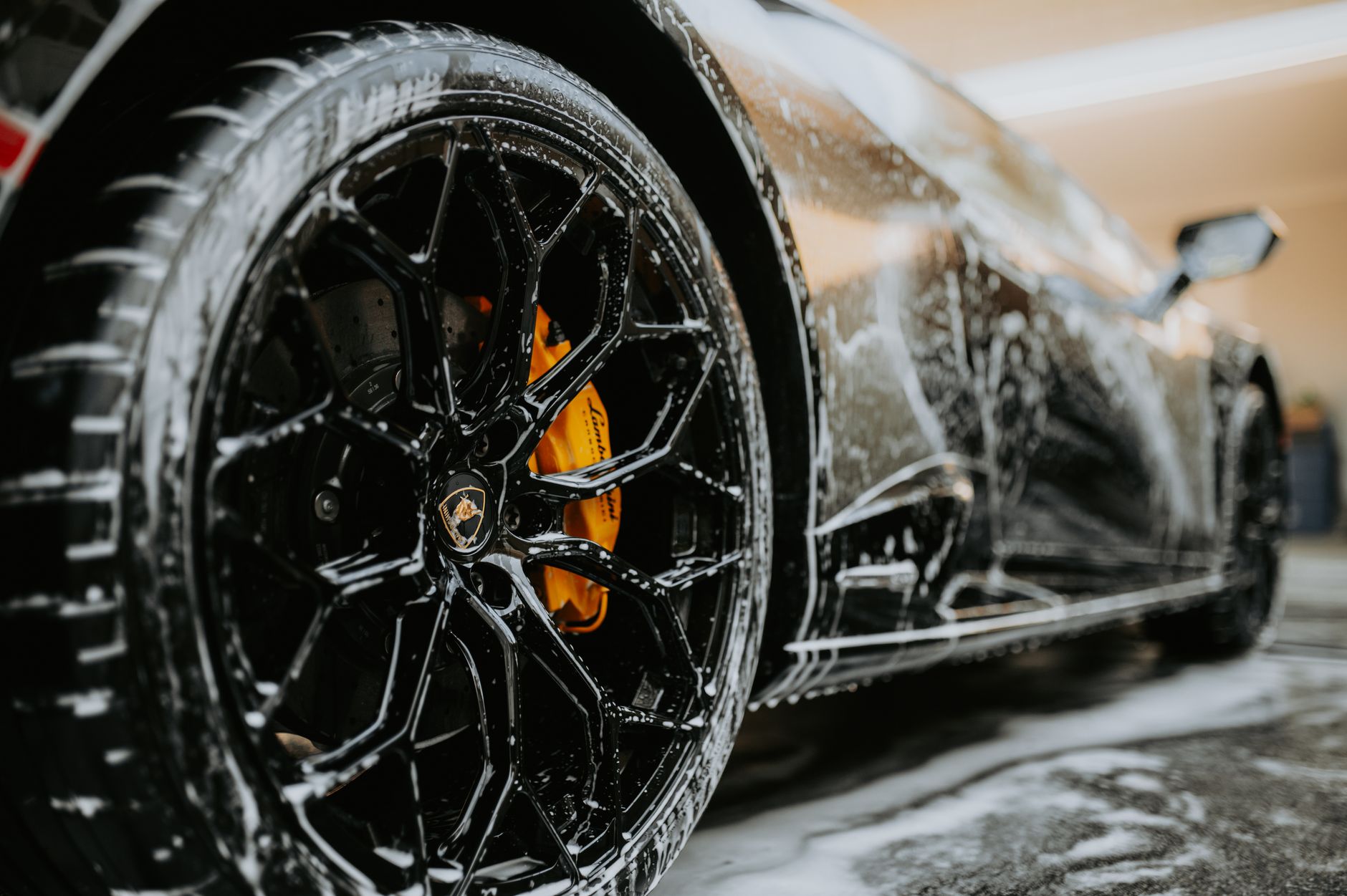 Felga luksusowego Cadillaca pokryta pianą podczas mycia auta