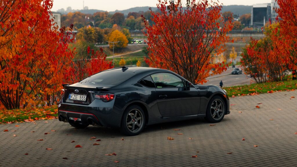 Czarne Subaru BRZ wśród kolorowych jesiennych liści