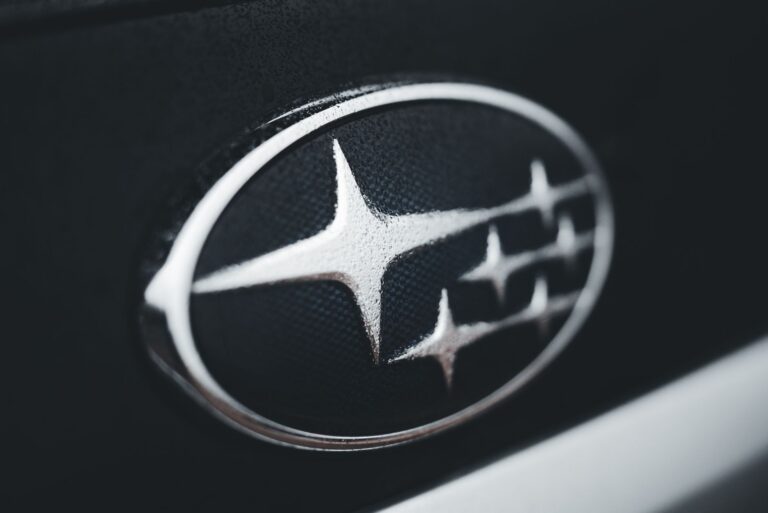 Zbliżenie emblematu Subaru na karoserii samochodu